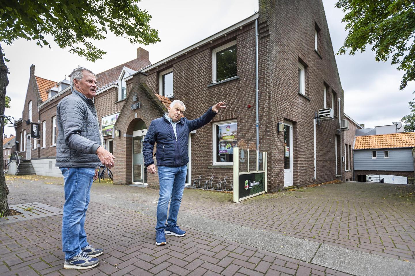 Andr_Sieben__links__en_Peter_van_de_Pas_bij_De_Paort_die_rechts_een_aanbouw_met_veel_glas_krijgt_w.jpg